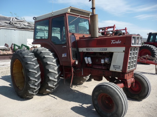 IH 1466 w/red cab