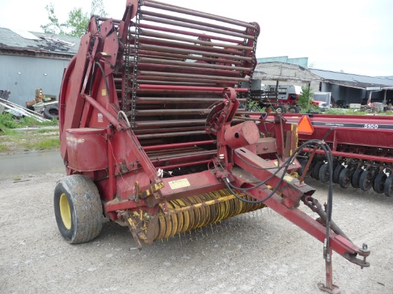 NH 850 round baler