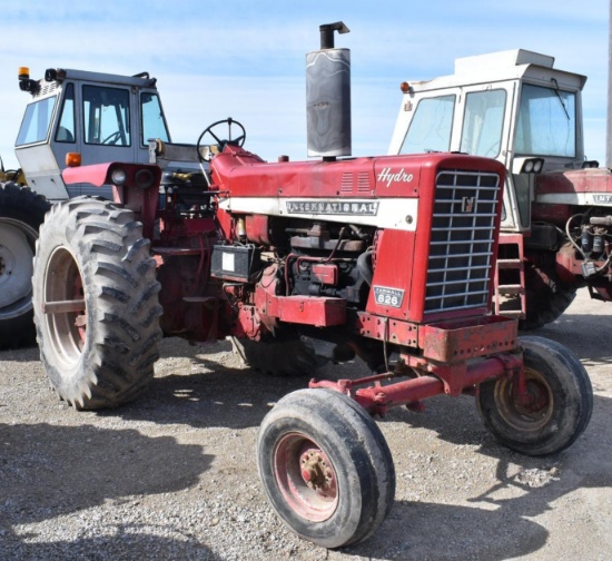 IH Farmall 826