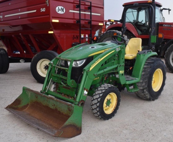 John Deere 3046R
