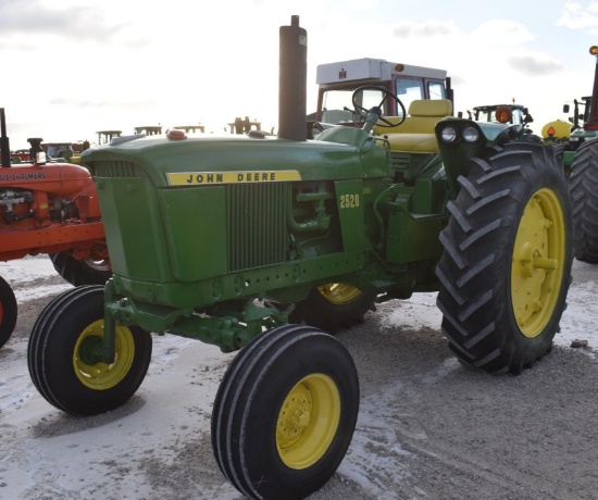 John Deere 2520