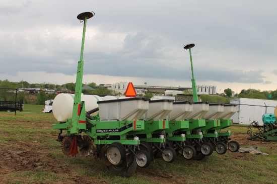 Deutz-Allis 6 row no till planter
