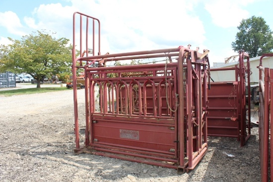 Tarter Cattle Master Squeeze Chute with Palp Cage