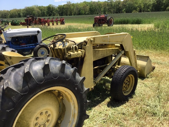MF 2135 gas loader tractor