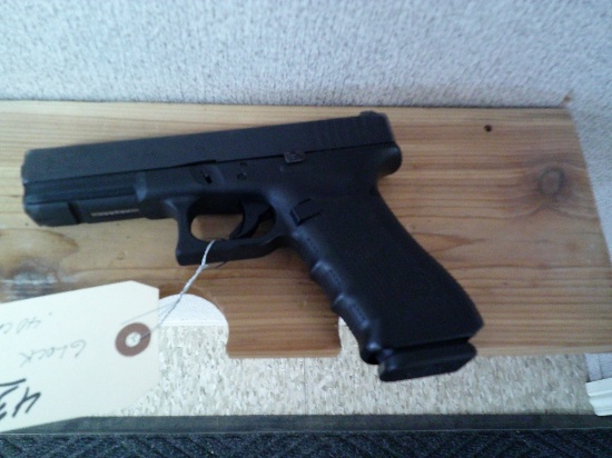 GLOCK 22 GEN 4 .40CAL PISTOL W/ 2 CLIPS