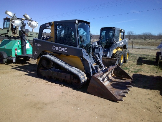 JD 323D SKID STEER