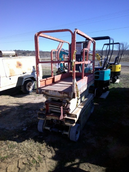 JLG 1932E2 SCISSOR LIFT- NEEDS BATTERIES