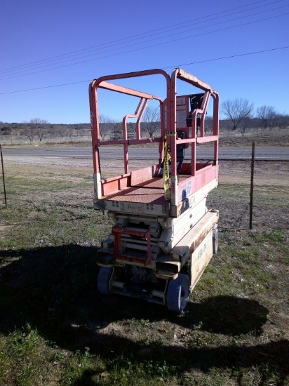 JLG 1932E2 SCISSOR LIFT- NEEDS BATTERIES