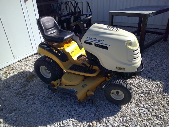 CUB CADET LT1050 RIDING MOWER