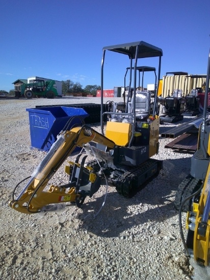 AGT INDUSTRIAL H12 MINI EXCAVATOR