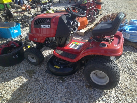 HUSKEE LT4200 42" RIDING MOWER- NEEDS BATTERY