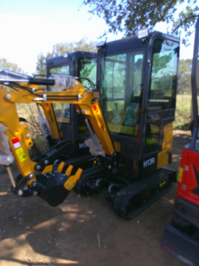 AGT INDUSTRIAL H13R MINI EXCAVATOR