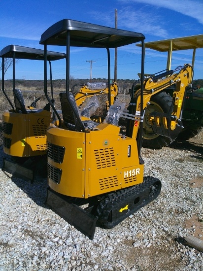 AGT INDUSTRIAL H15R MINI EXCAVATOR