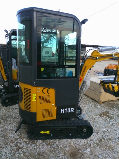 AGT INDUSTRIAL H13R MINI EXCAVATOR- BROKEN GLASS!