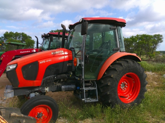 KUBOTA M5-091 FARM TRACTOR W/ CAB