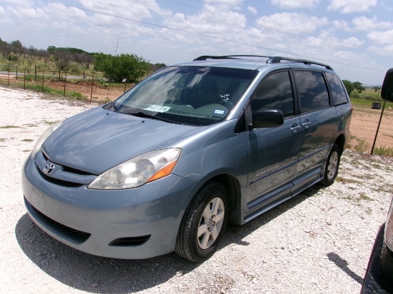 2008 TOYOTA HANDICAP ACCESS VAN