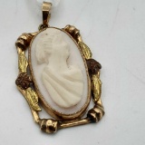 10 K Yellow Gold and Shell Cameo Pendant