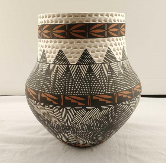 Acoma Pueblo Jeanette Vallo, ?Nah-Sde-Te?, known as ?Jay? Signed 9" Hand Made Jar
