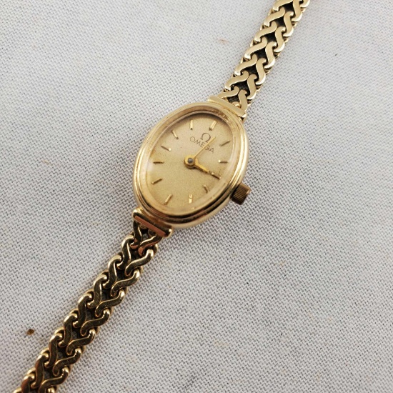 14k Gold Ladies Omega #1450 Quartz Wrist Watch with Orig. 14k Gold Omega Band