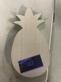 Wooden pineapple shaped blank with green edges. Perfect for all sorts of crafts