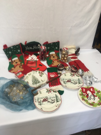 Box Lot/Christmas Stockings, Plates, Other Décor