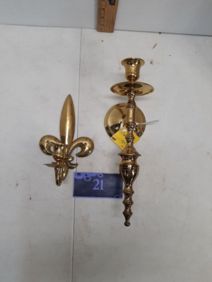 Two wall candle sconces in brass, one Fleur di Lis