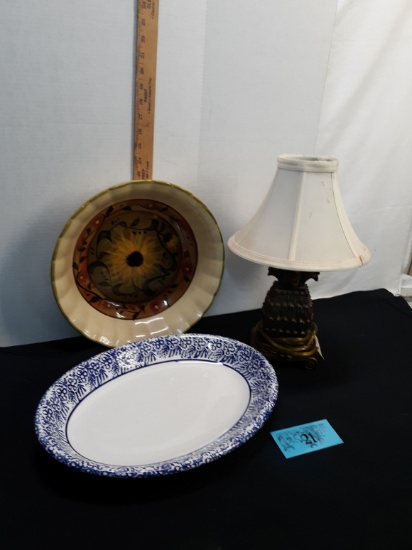 Two ceramic décor bowls, lamp