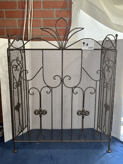 Metal fireplace screen