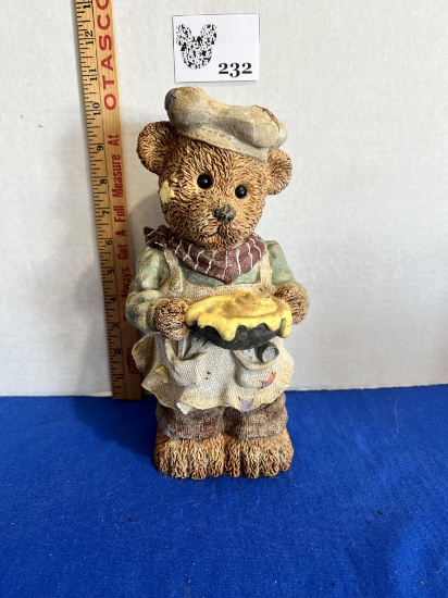 Vintage Boyds Bear Figurine - missing Bee on top of pie.