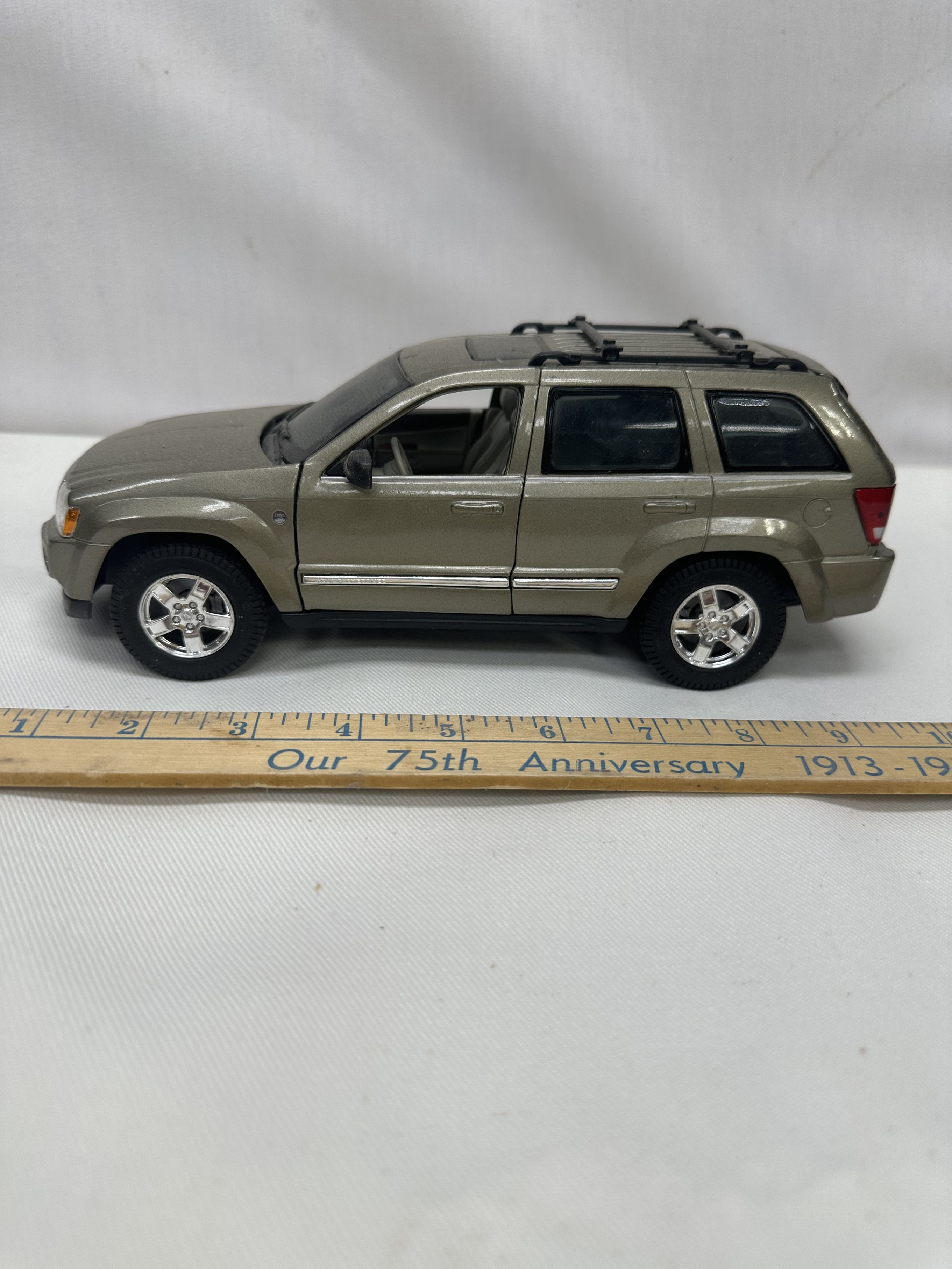 2005 Jeep Grand Cherokee Khaki 1/18 Diecast Model Car By