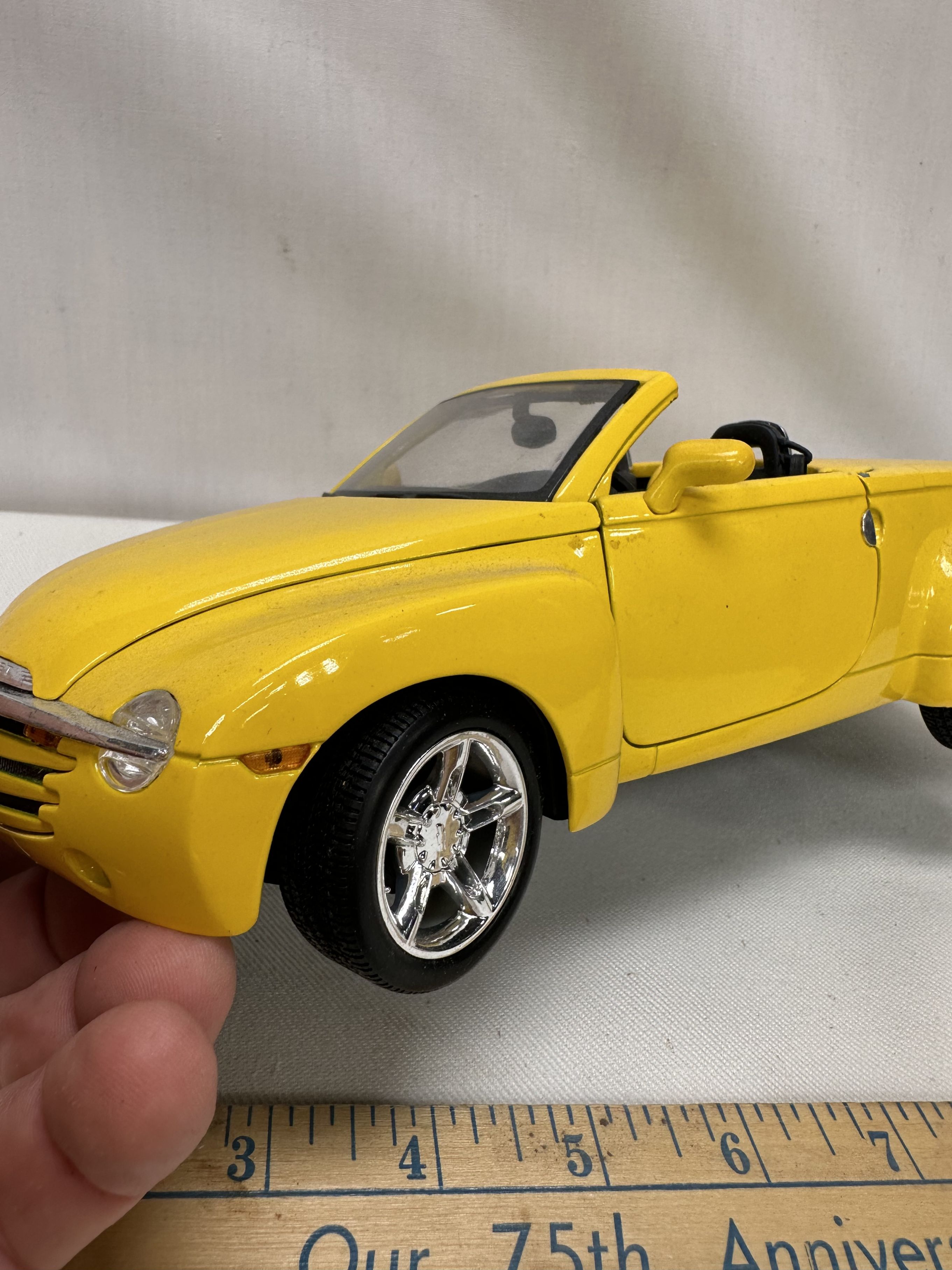 Maisto 1:18 Scale Die Cast/2004 Chevrolet SSR | Proxibid