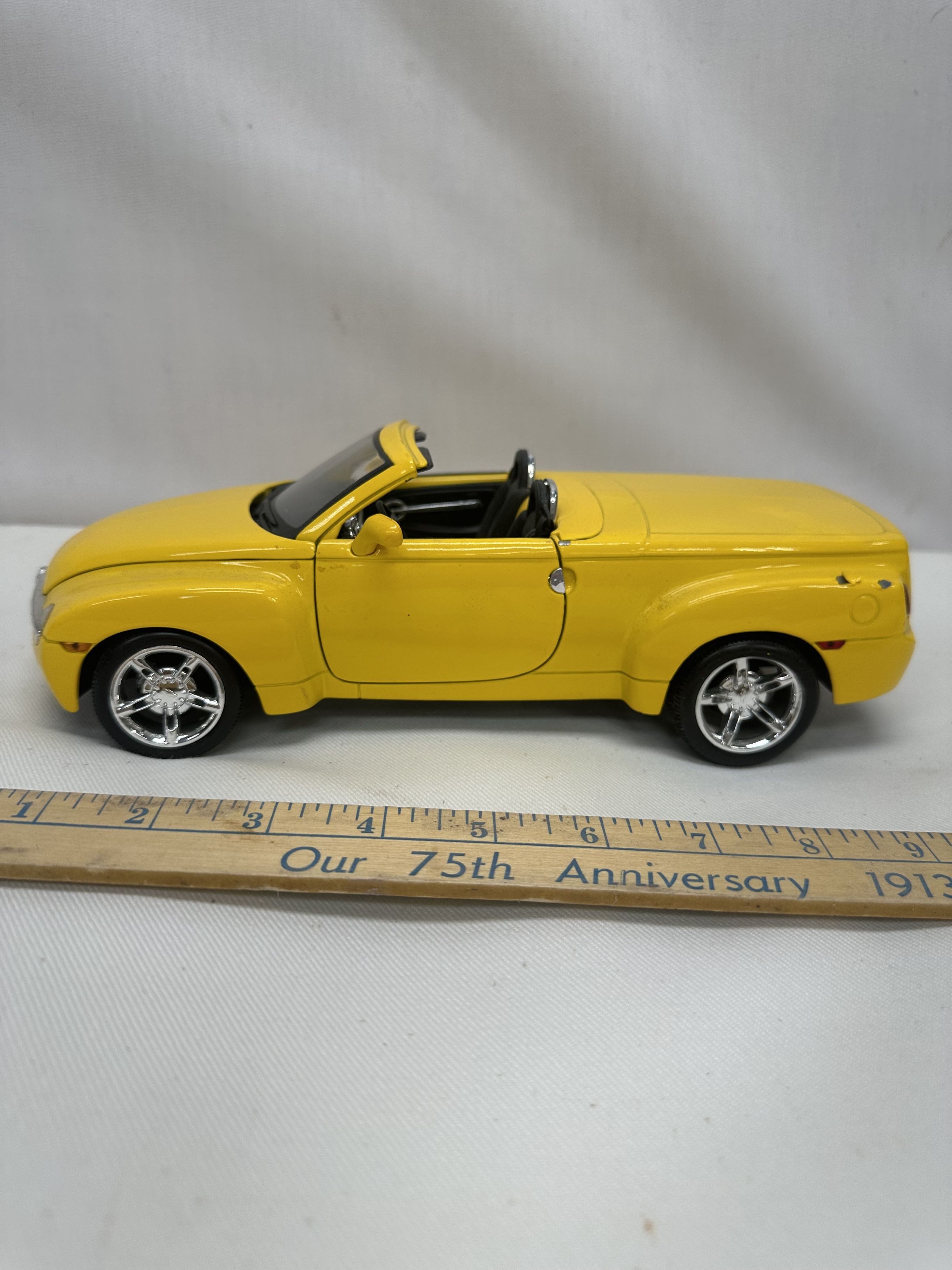 Maisto 1:18 Scale Die Cast/2004 Chevrolet SSR | Proxibid