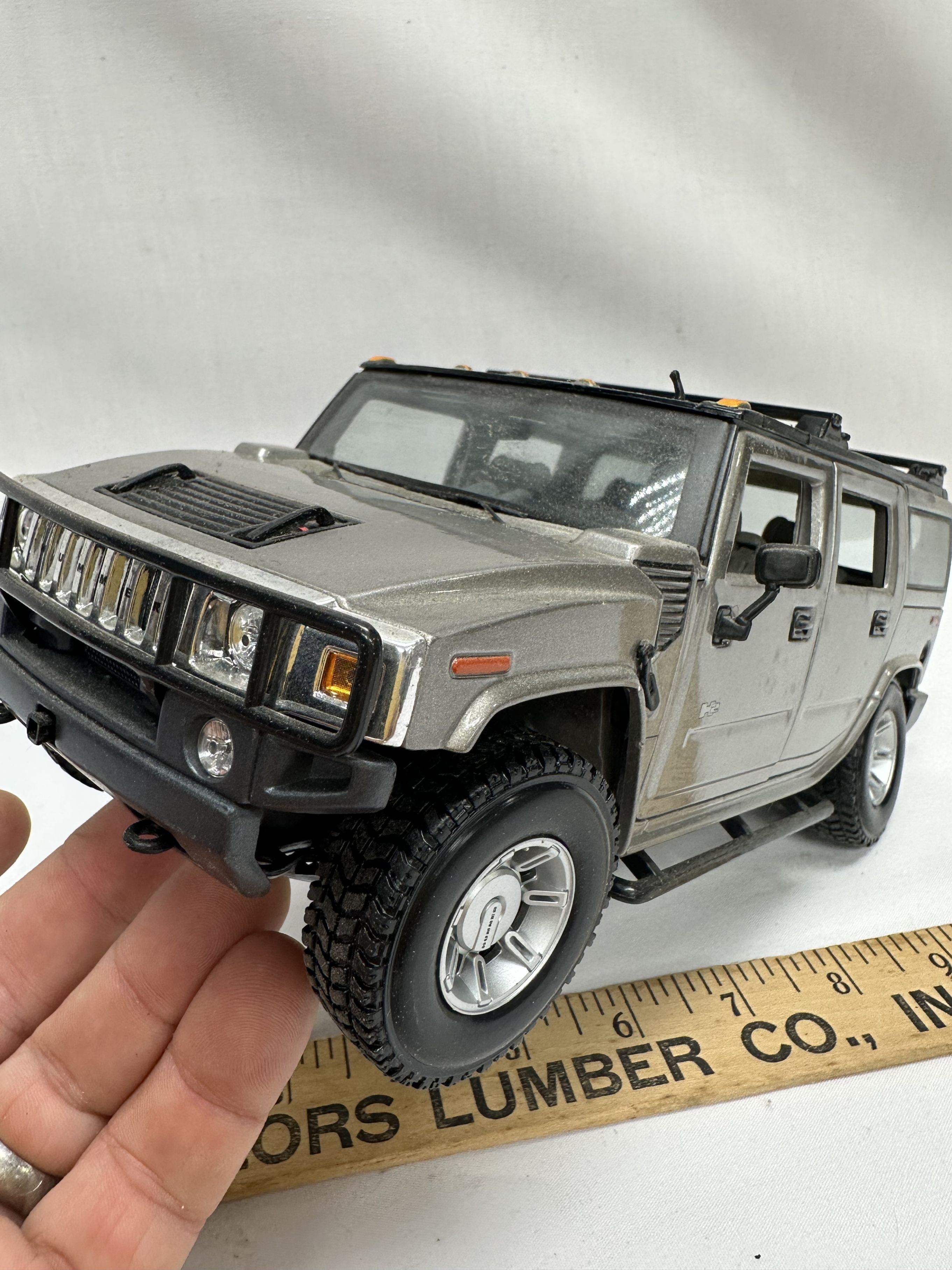 MAISTO 1/18 Scale Hummer H2 Die Cast | Proxibid