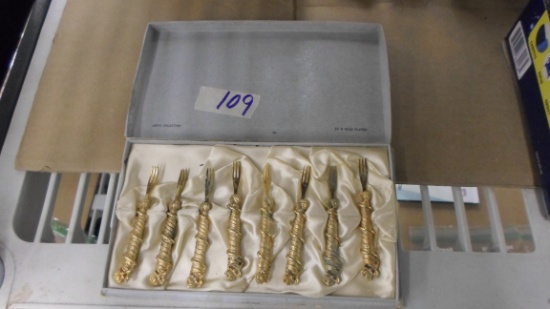 cocktail forks, 8 matching floral design with gold plating in the box