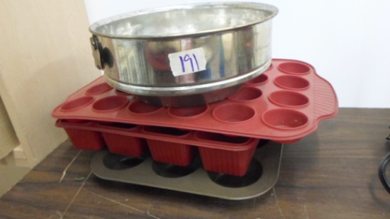 baking pans, muffin pans, bread molds, and more