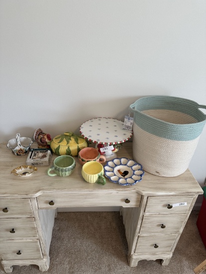 Box Lot/Décor Pottery, ETC