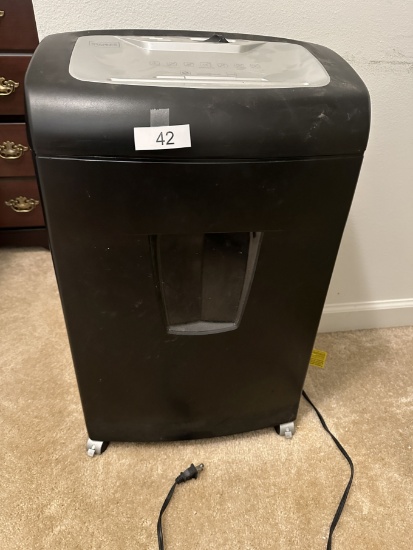 Staples Paper Shredder (Local Pick Up Only)