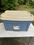 RUBBERMAID Roughneck 31 Gallon Lidded Tote (Local Pick Up Only)