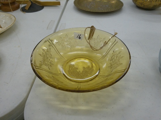 depression glass, yellow rose pattern serving bowl 8.5in across