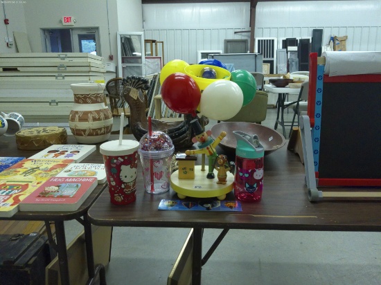 kids cups and lamp, vintage clown and dog with balloons lamp 14in tall and 3 travel cups with lids