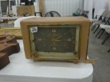 vintage pink crosley radio, rare style and color 10in long and 7in tall