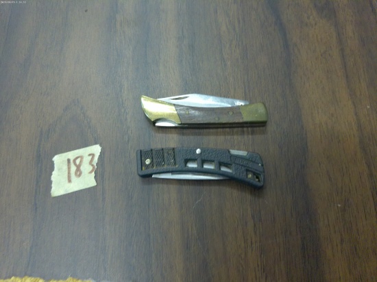 pocket knives, lot of 2 one is a buck knife usa both are 2.5in long