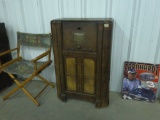 vintage radio, very cool piece wood is all original 41in tall and 26in wide