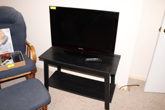 Samsung 32" Flat Screen TV w/Remote and TV Table