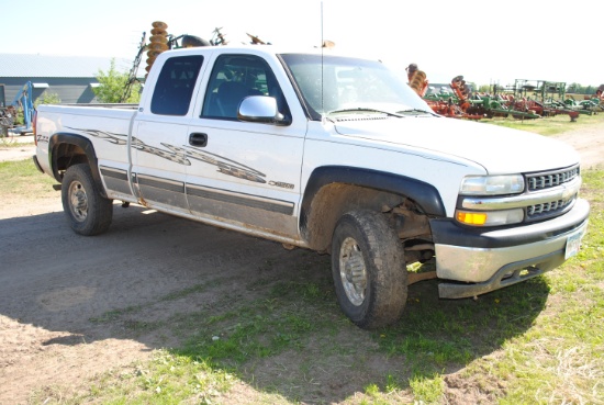 1999 Chevrolet 2500 Silverado, 6.0 Liter Engine, 280,000 Miles, Runs Great
