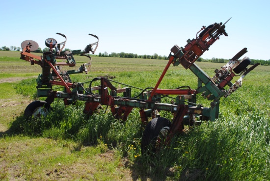 Glencoe 8 row Cultivator with 3 point and wings