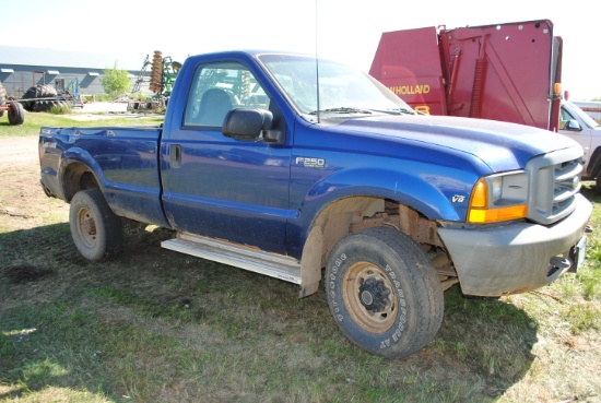 1999 Ford F250 2 dr, 4 x 4, 5.4 V8 - 4 speed, (147,744) mi. w/5th wheel hookup, Gas, has some dents