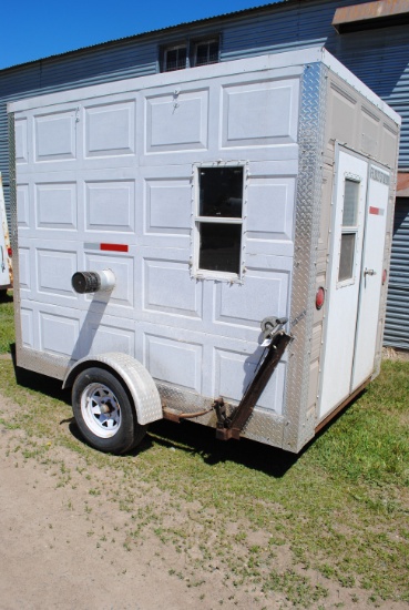 6' x 10' crank down angling house w/gas furnace