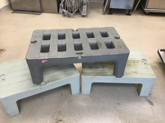 PLASTIC PALLET STANDS