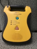 PORTABLE DEFIBRILLATOR